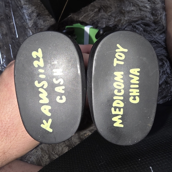 Kaws counting money figure - Picture 4 of 4